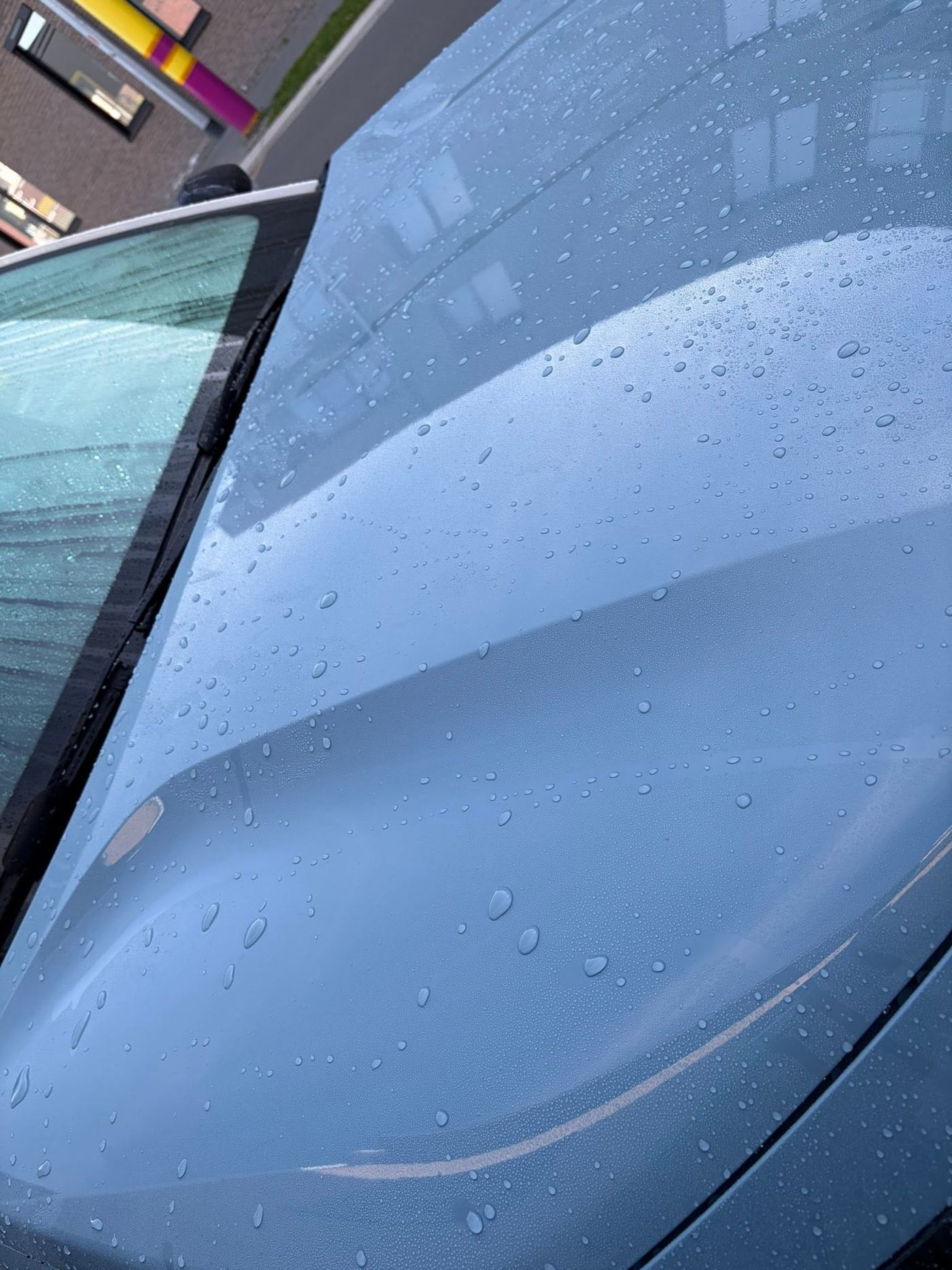 Close-up van waterparels op gepolijste lak